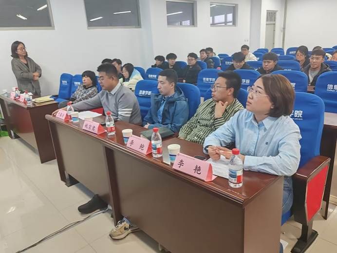 许多人在桌子前 AI 生成的内容可能不正确。